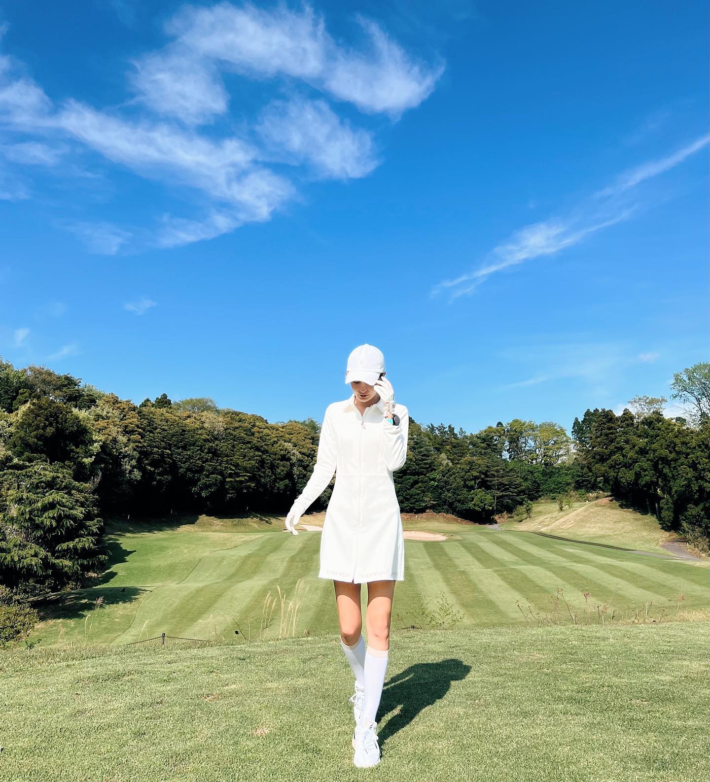 青空をバックに全身ホワイトウェアのコントラスト🟦🤍マギーさんがゴルフに挑戦🏌️‍♀️