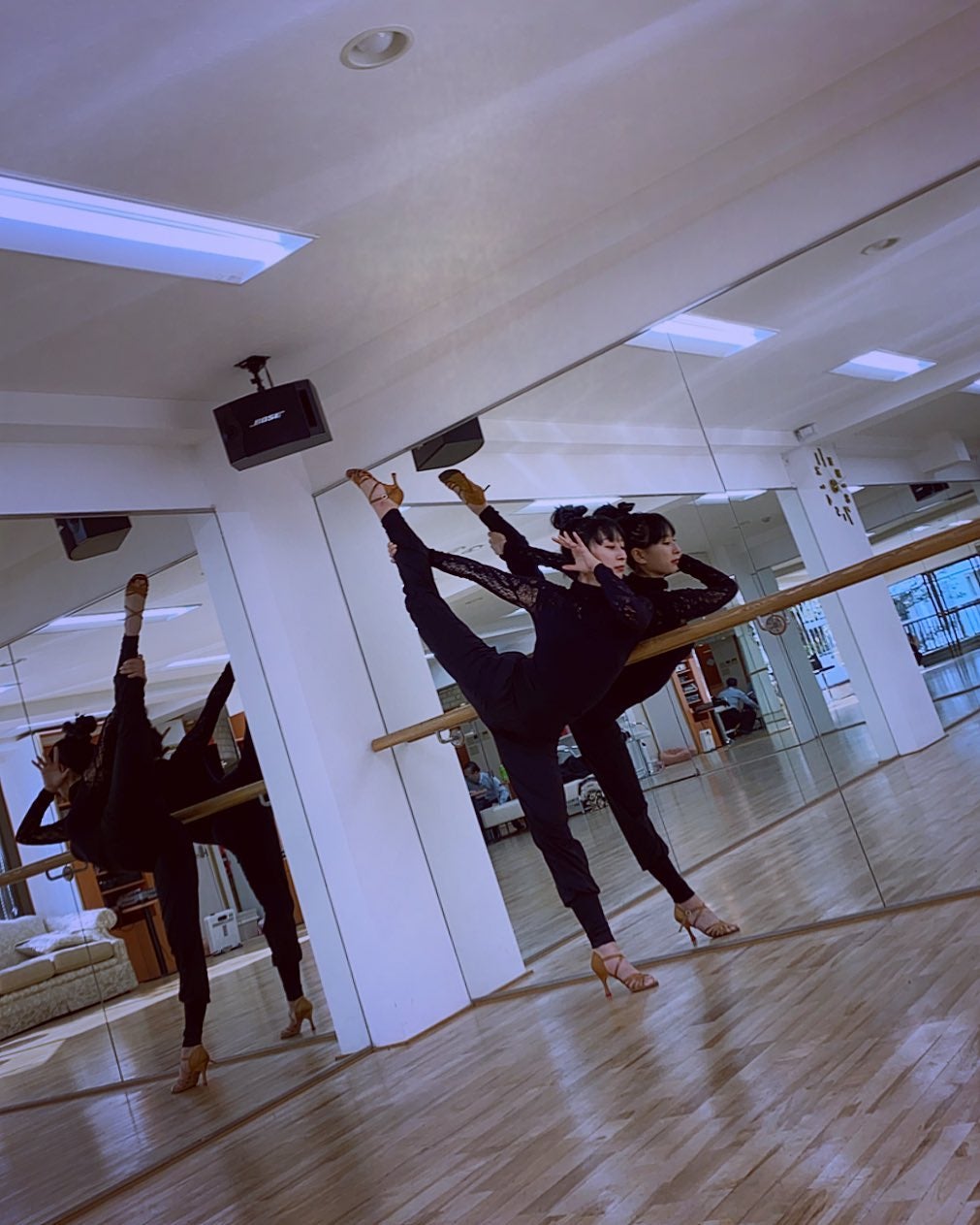 浅田舞さんの180度開脚に大反響「スタイル抜群」「色気が素敵」