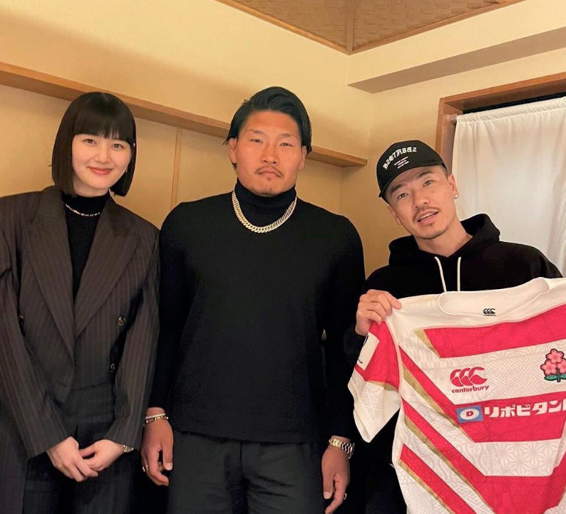 🏉稲垣敬太「武道館応援してます兄貴🔥」AK-69と夫婦3Sで反響