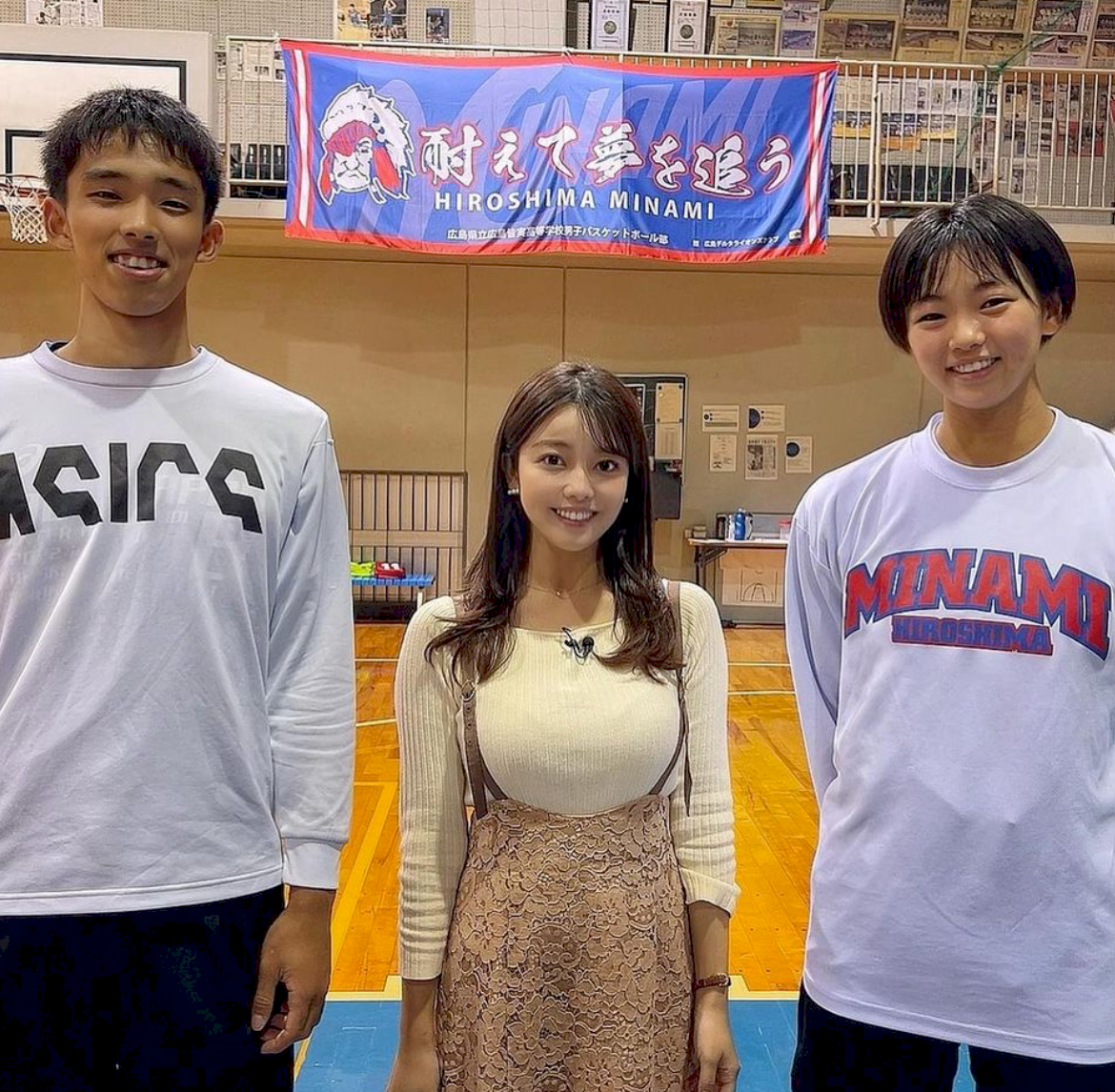 「どんな衣装で取材💦」「目のやり場が😍」Dカップ八幡アナ、バスケ取材に突っ込み殺到⁉️