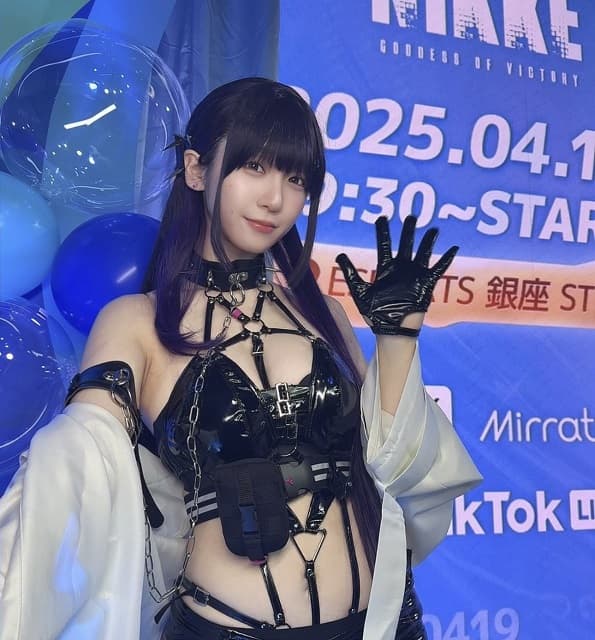 伊織もえがセクシー&クールな自前コスで『NIKKE』生放送に出演!?”ミハラ”姿に絶賛の嵐！