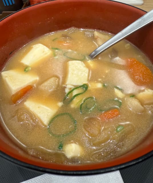 クマムシ長谷川、松屋で「豚汁のみの注文めちゃくちゃアリ」と騒ぐ