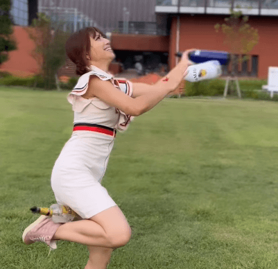 「足技も完璧」話題の踊る美女バーテンダー、美脚キャッチの”青空・ジャグリング”ムービーを披露し反響続々！「世界一です」「全部可愛い」