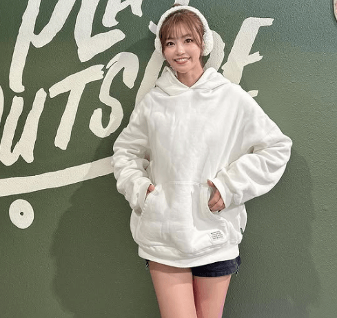 「スワイプしてねっ！」激カワレースクイーン、ロング美脚ショット＋店内ムービーにファン歓喜「スワイプしますともっ！」