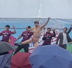 「雨でも関係ねえ！」小島よしお、極寒の雨の中でもいつも通りのパフォーマンスを披露！