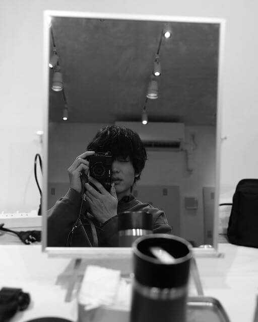 伊藤健太郎が魅せるモノクロの静寂。鏡越しに映る素顔と撮影現場への想い