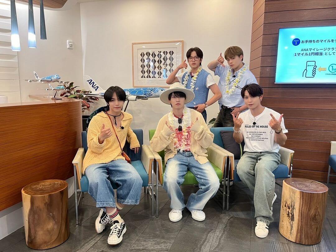 JO1のメンバーがワイキキにあるANAマハロラウンジを訪問！？撮影の合間にリラックス！