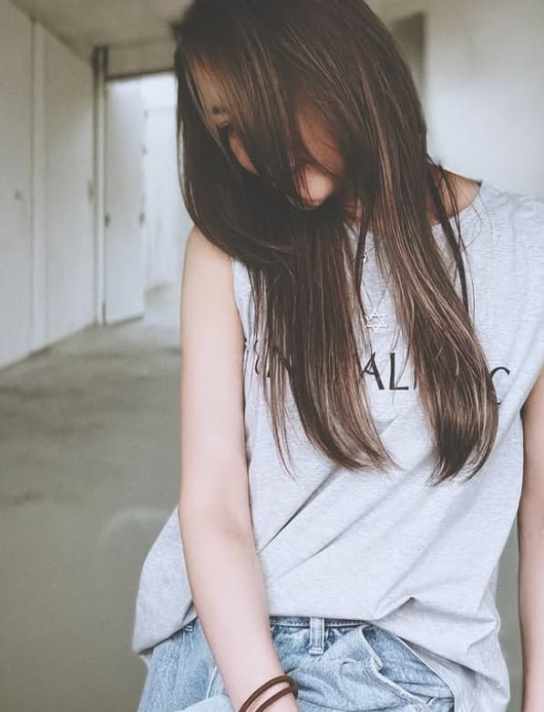 「ノースリーブの朝香さんセクシーで好き」瀬戸朝香ピンクベージュのインナーカラーがチラ見え…