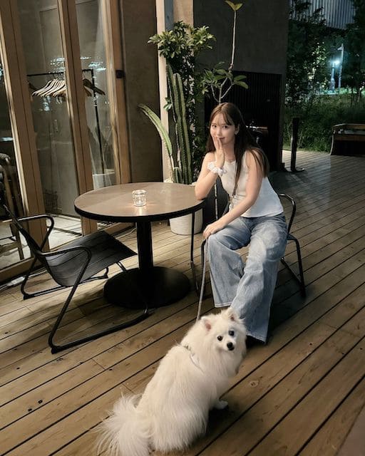 藤田ニコル、愛犬・ユキを連れておしゃ活！「美女美犬」