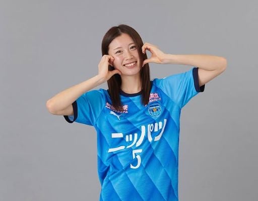 「高まる〜」ニッパツ横浜FCシーガルズ・吉田凪沙、新ユニフォームにご満悦な笑顔が可愛すぎると話題に！