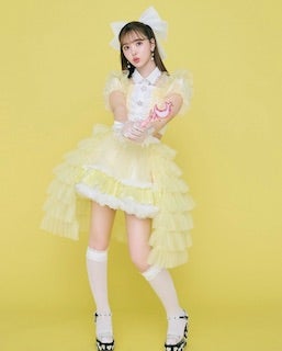 「これほんとにやばい」人気モデル アイドルに転身⁈ フリフリ衣装で登場にファン悶絶