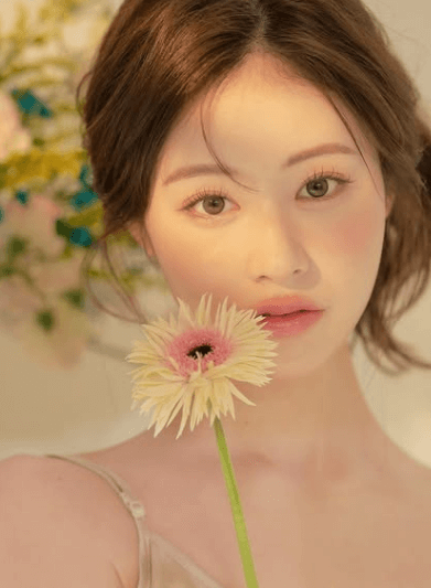 「認めよう…完全無欠の美しさであると！」元アイドルの激美女、”一輪の花・手持ちショット”が美しすぎると話題に