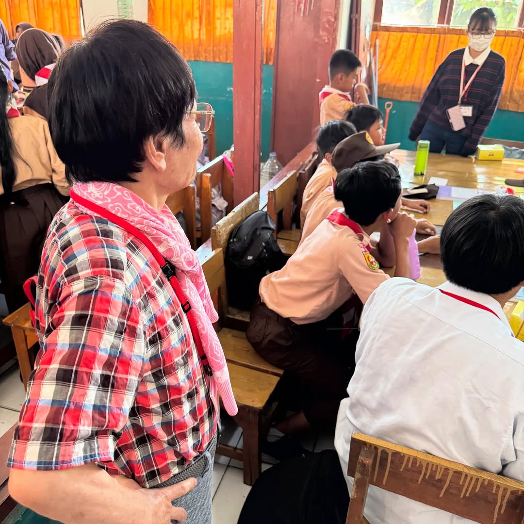 「けん玉遊びで文化交流も楽しみましたよ！」教育評論家の尾木ママこと尾木直樹、青年海外協力隊員が行う「環境教育」の授業を視察