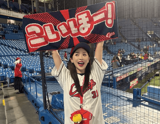 「こいほー！」モデル兼任の野球美女子、試合観戦へ！白星報告の客席ショット＆ムービーにカープファン白熱！