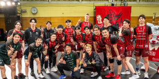 鶴岡慎也、ヴォレアス北海道の試合に初観戦「ハマりそう」　始球式で赤面の場面も！