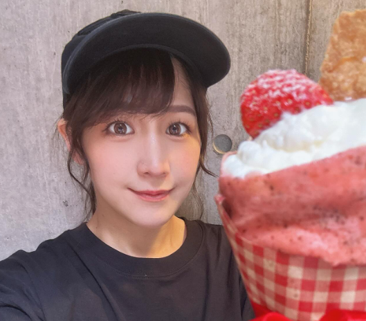 甘党必見！上原わかなが“スイーツテロ”写真を公開、笑顔×クレープの破壊力がヤバい