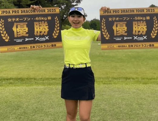 「優勝おめでとうございます！」美女ゴルファー・鈴木真緒、2階級で優勝！メモリアルショットに祝福ラッシュ