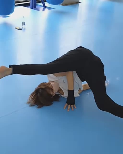 格闘家・白山まみが“まるで虫のよう”なトレーニング姿を公開！