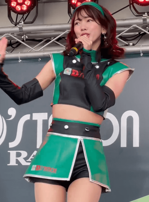 ”火の国”の人気レースクイーン、グリーンコスチュームにチェンジした美ショット＆ムービーが美しすぎるとファンうっとり