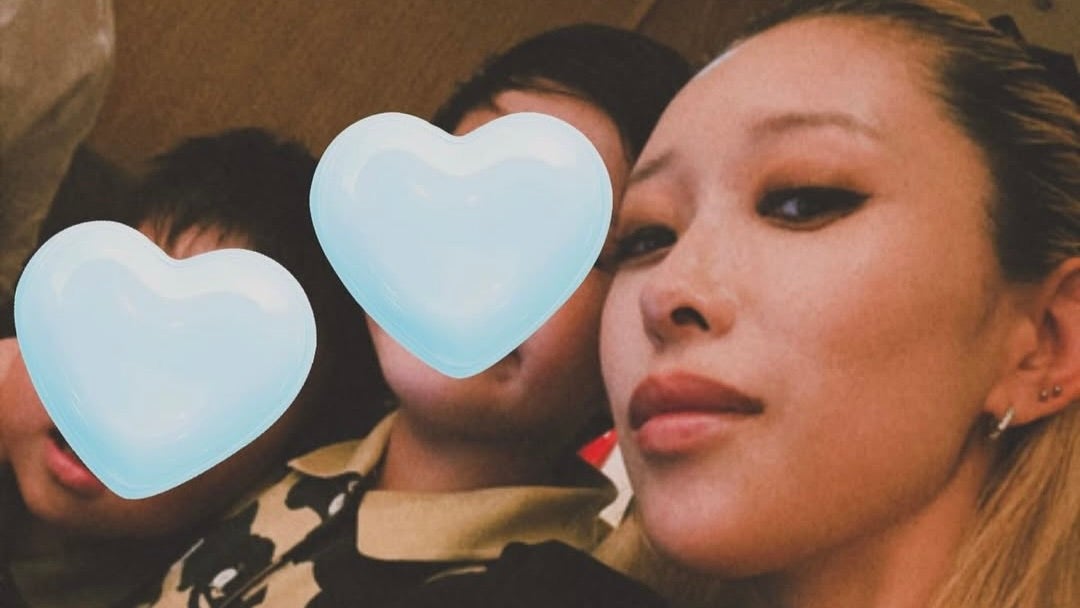 加藤ミリヤ、息子たちと一緒に幸せ溢れる37歳お誕生日ショットに反響！「素敵な写真！幸せなのが伝わる」