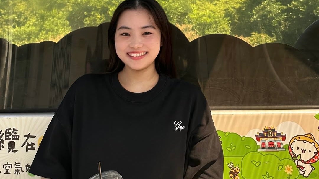 往復40分のロープウェイ!?畠田千愛、美しい新緑の絶景に魅了さながら笑顔ショットをパシャリ！