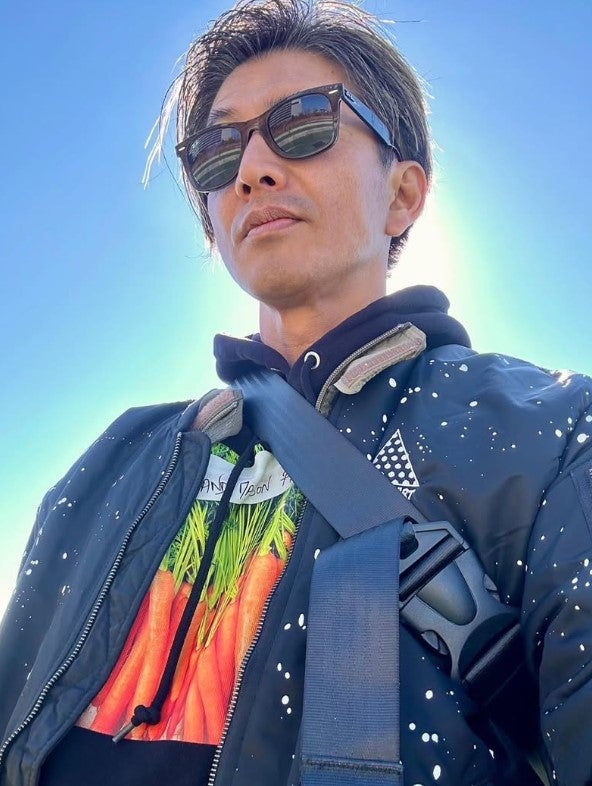 木村拓哉が最新自撮りを投稿「みんな向かい風でも、目を細めて力強く歩いてました」