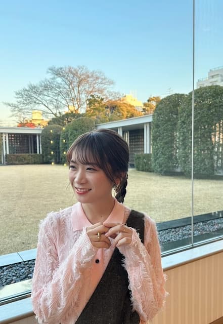 「めちゃくちゃ可愛すぎるオフショットありがとう」秋元真夏が“最近のお衣装”オフショットを公開！