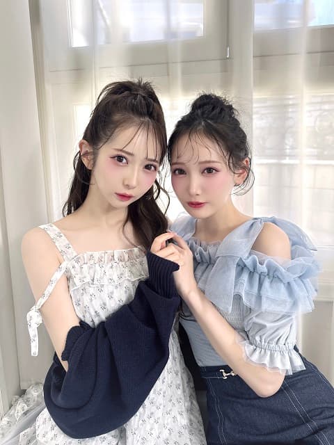 ≠ME 谷崎早耶と鈴木瞳美が人気ブランドのモデルに！激カワ2ショに