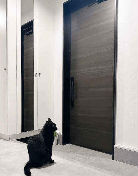 鈴木奈々、お兄ちゃん家族を待つクロちゃんの姿を公開！