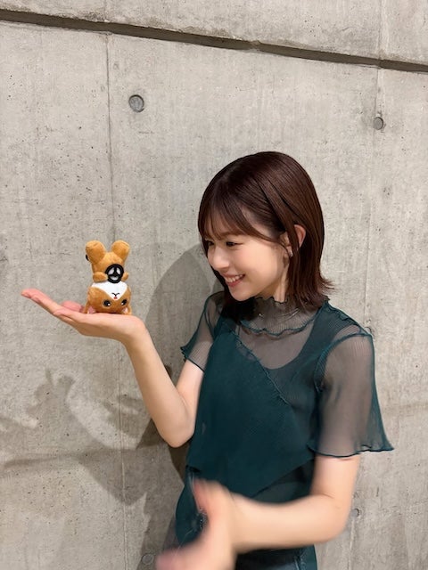 日向坂46・松田好花、猫のマスコットとのツーショット公開！