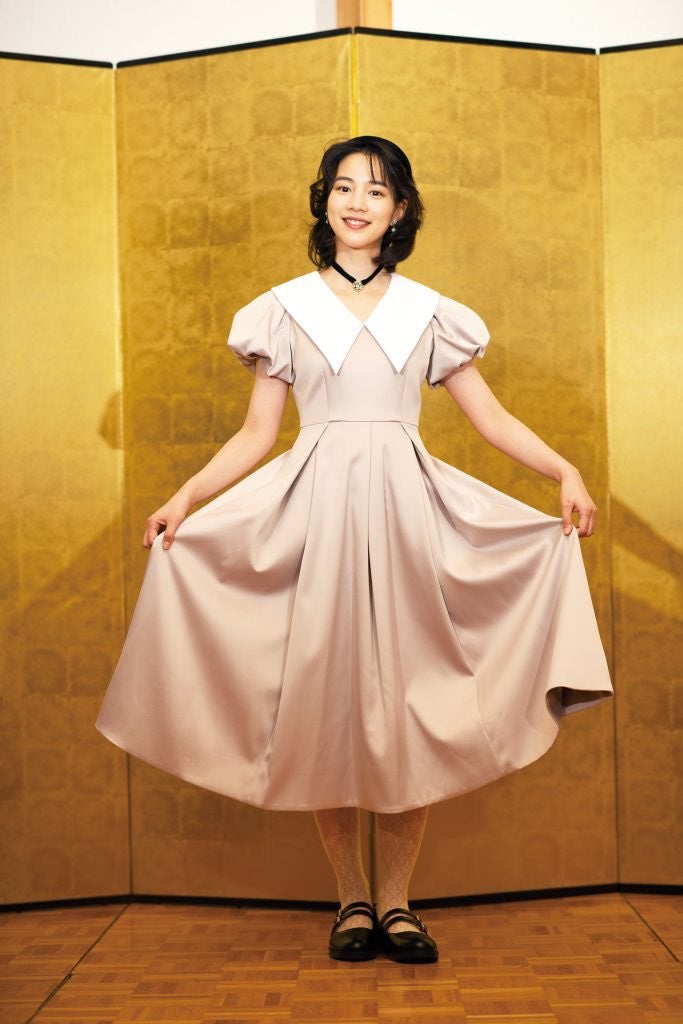 のん、映画で「80年代スタイリング」を完璧に着こなす！「素敵すぎる」と話題に