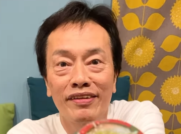 恐竜スノードームで大はしゃぎ！遠藤憲一、ファンから「可愛い」の声続出