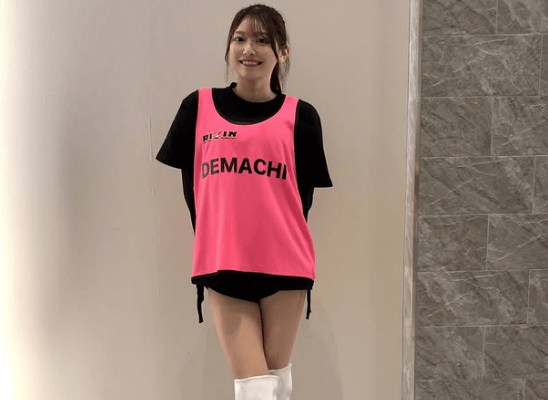 注目のラウンドガール・出町杏奈、美脚眩しい”RIZINガール・ピンキー衣装”を披露！可愛さにファンガチ惚れ状態