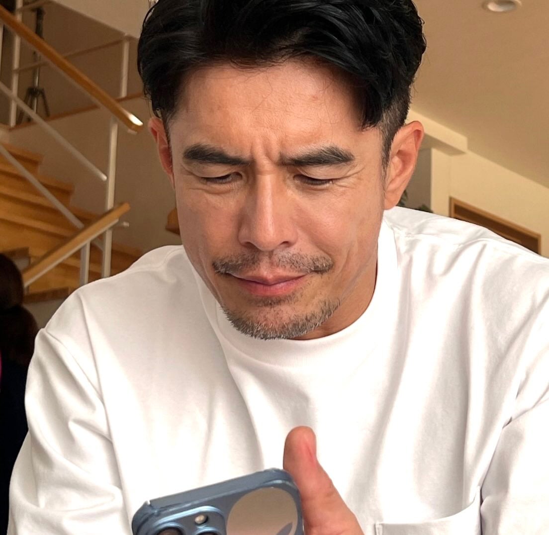 そんな姿もかっこいい〜伊藤英明 メガネ忘れる。