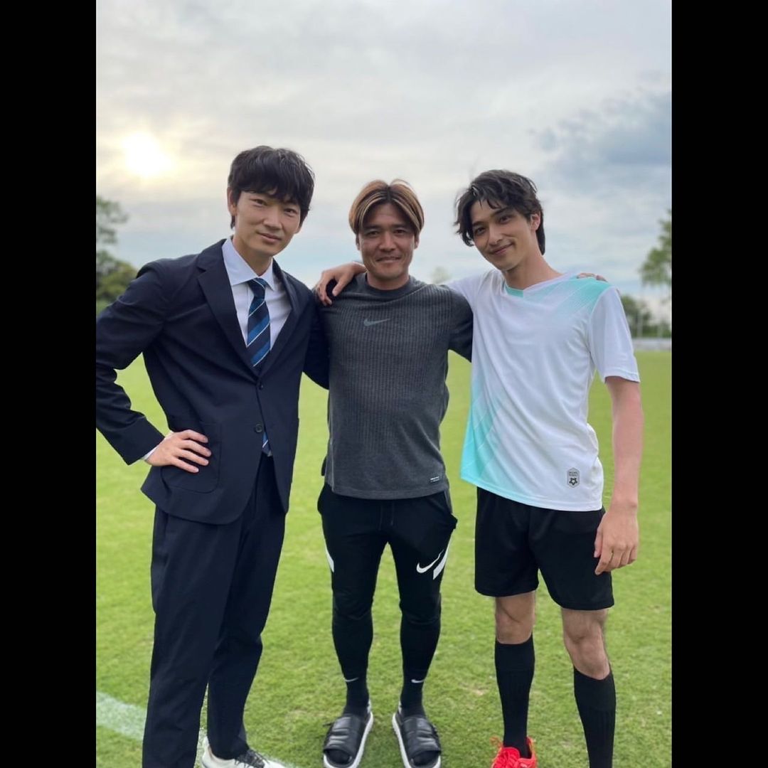 横浜流星さんが綾野剛さん、大久保嘉人さんとの豪華3Sを公開⚽️日本代表ユニ姿も😍