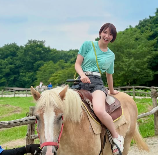 「モデル×理学療法士の姫子、那須塩原で爽快乗馬ショット」