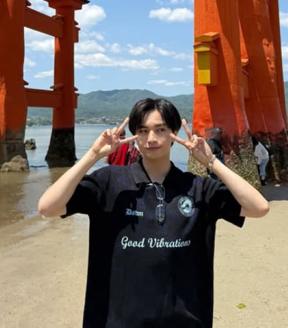 アイドル・中島健人 in 宮島！「黒髪似合っててカッコいい」「カワイイ」と話題に！