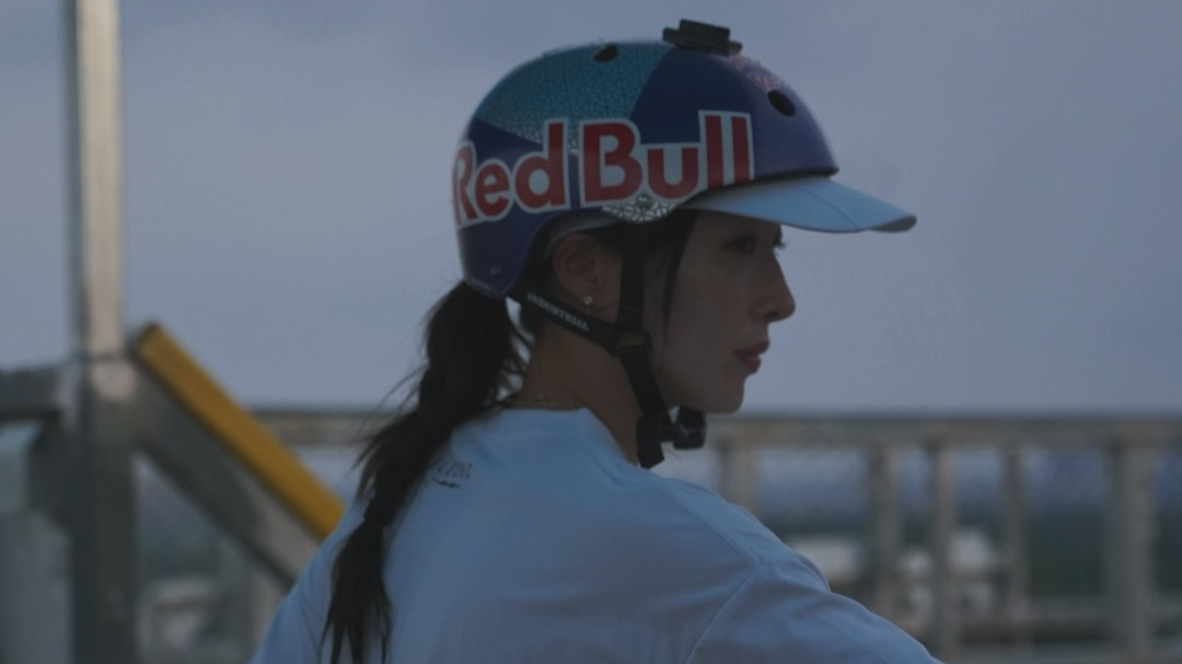 美女プロスノーボーダー・鬼塚雅、静かな夜に刻まれた練習の記録