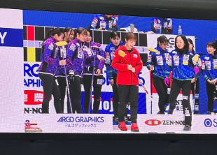 「カーラー秋元真夏爆誕!?」日本カーリング選手権でファーストストーン投球
