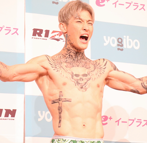 試合後 朝倉未来陣営を訪れる平本蓮が映し出される