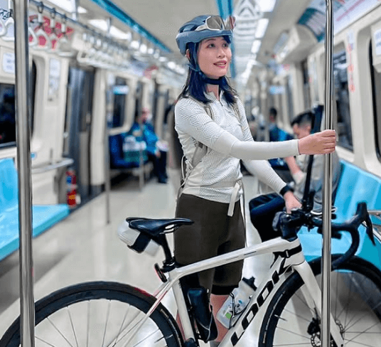 「ワンダフル！」サイクリング美女子、台湾で映えすぎ”電車内・自転車ショット”を公開！ひと際輝く個性