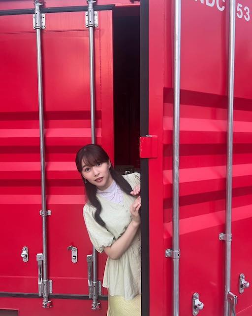 “岡山の奇跡”と呼ばれている「あの人」が赤いコンテナと一緒に写真をパシャリ！ファンからは「ほんとに可愛い」の声