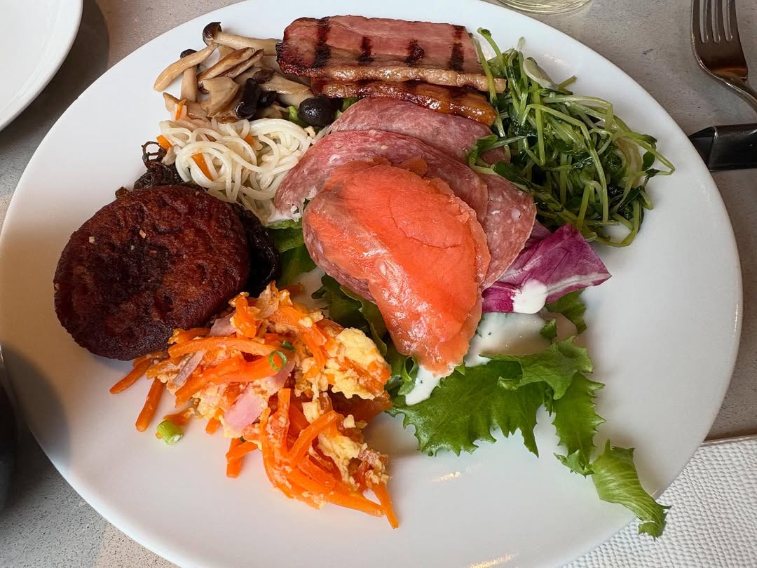 「朝から腹いっぱい！」ミキ昴生がハイアットリージェンシーで朝飯！