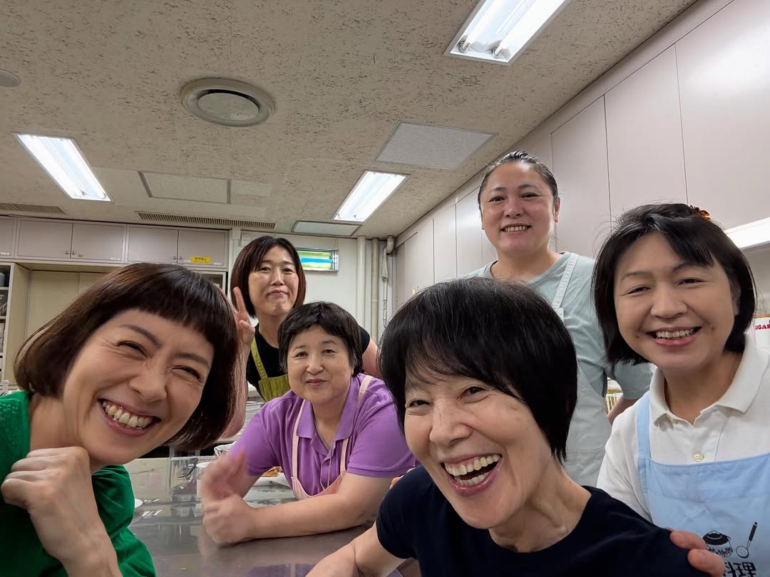 駒村多恵、“栗原はるみ＆チーム妖精”と笑顔の記念写真を公開！