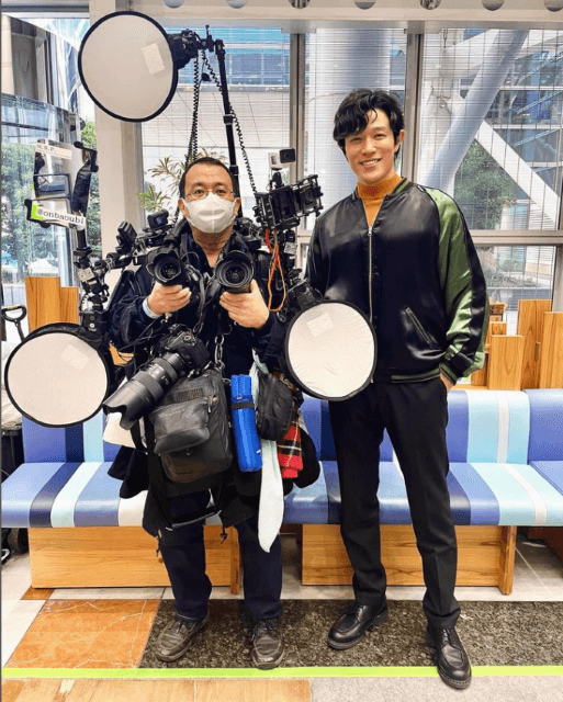 国民的俳優が公開したオフショットでスタッフが驚きの姿に 「装備量がすごい」の声続々