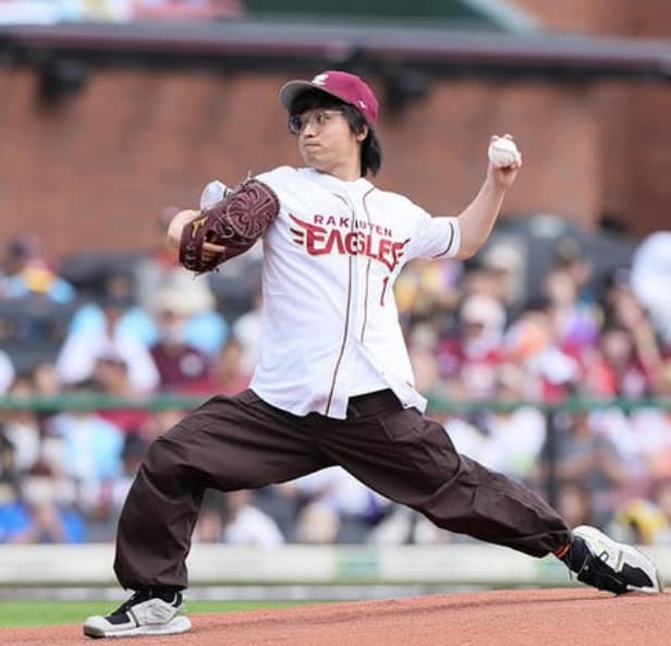 エバース・佐々木隆史がセレモニアルピッチで綺麗なピッチングフォームを披露！
