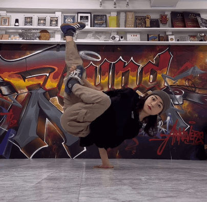 「凄すぎる…」キュートなB-girl・小野遥、大技”改良型エアチェアー”の美技を披露！海外ファンもコメント