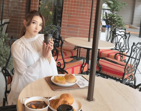 「パーフェクトガール」アラフィフ美魔女、パラソルの下で魅せた”お優雅ショットムービー”に海外ファンも集結！「so beautiful」