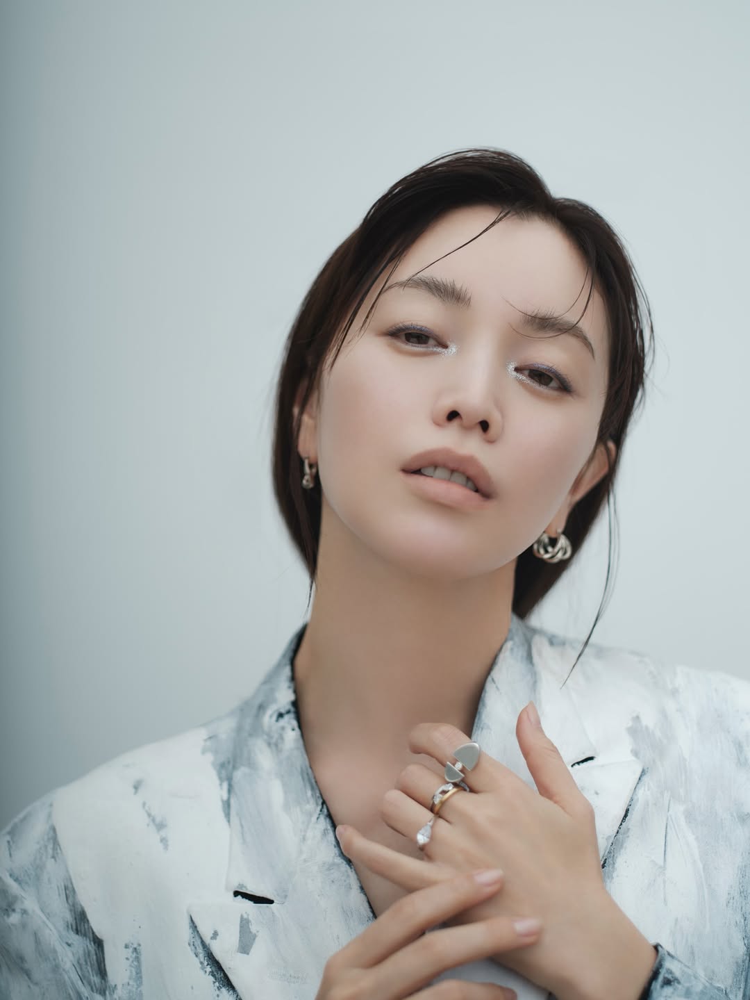 「日本最高の美人だと思う」モデル・蛯原友里が大人の魅力あふれる圧巻のシルバーメイクを公開