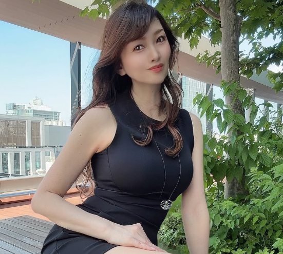 「ワタクシは夏の太陽を思い出します」国宝級美魔女(57)、“Hotな夏の予感・ショット”を公開！美脚にファンうっとり「凄くセクシー」